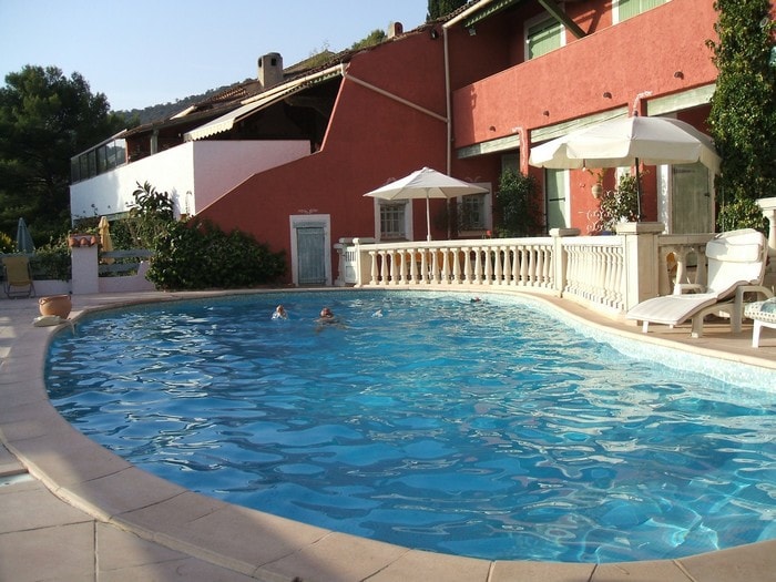 位于Bormes les Mimosas的风景如画的Loft F2游泳池