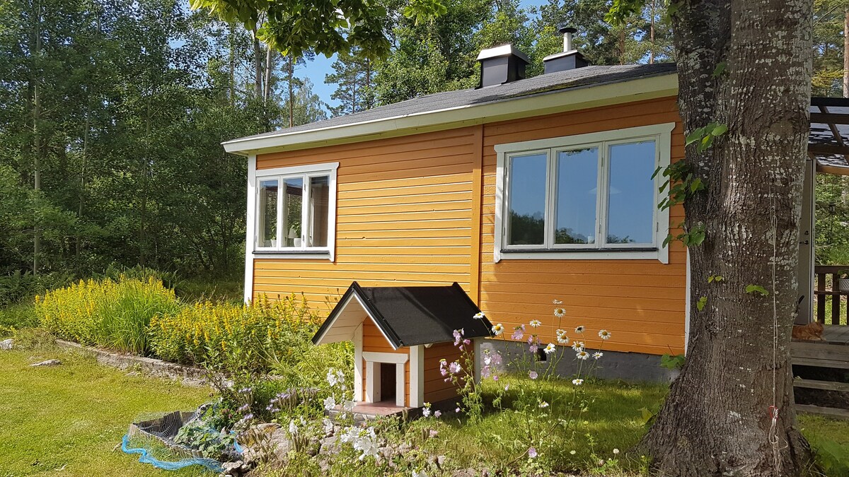 舒适的小屋，有森林、Sörmlandsleden和自然风光