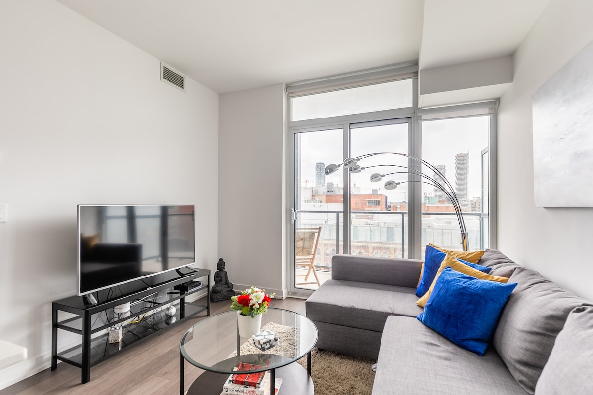 Stylish and Modern 1BR Condo in Trendy King East