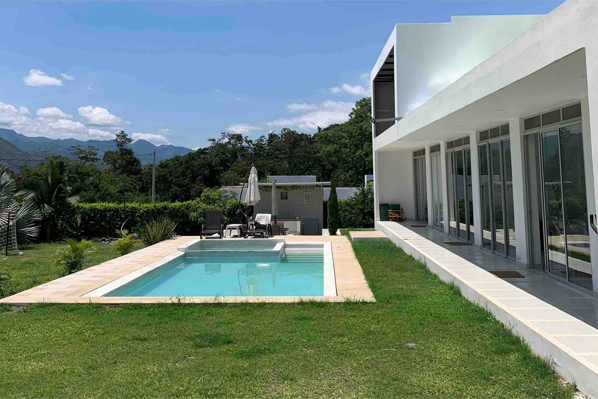 Moderna casa de descanso en la Mesa Cundinamarca