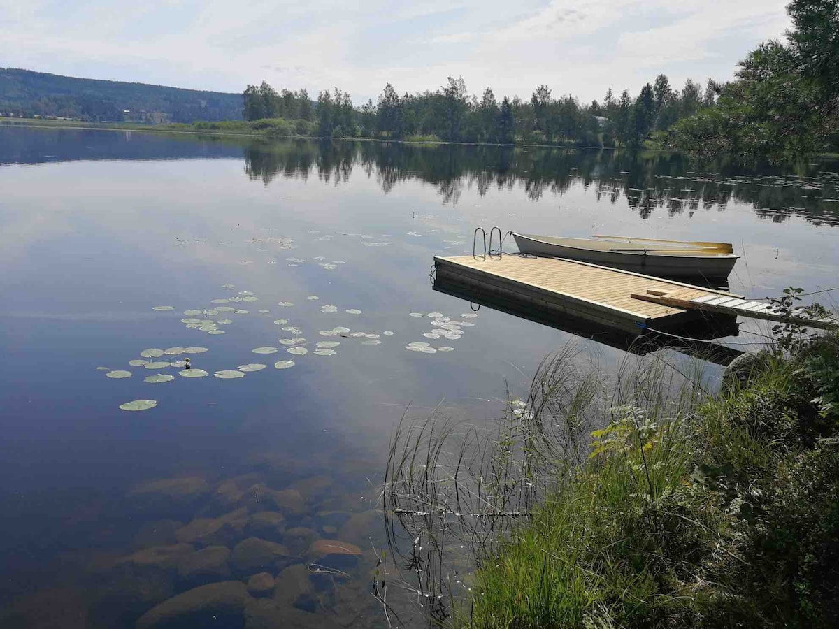 Red lake side Swedish cottage!