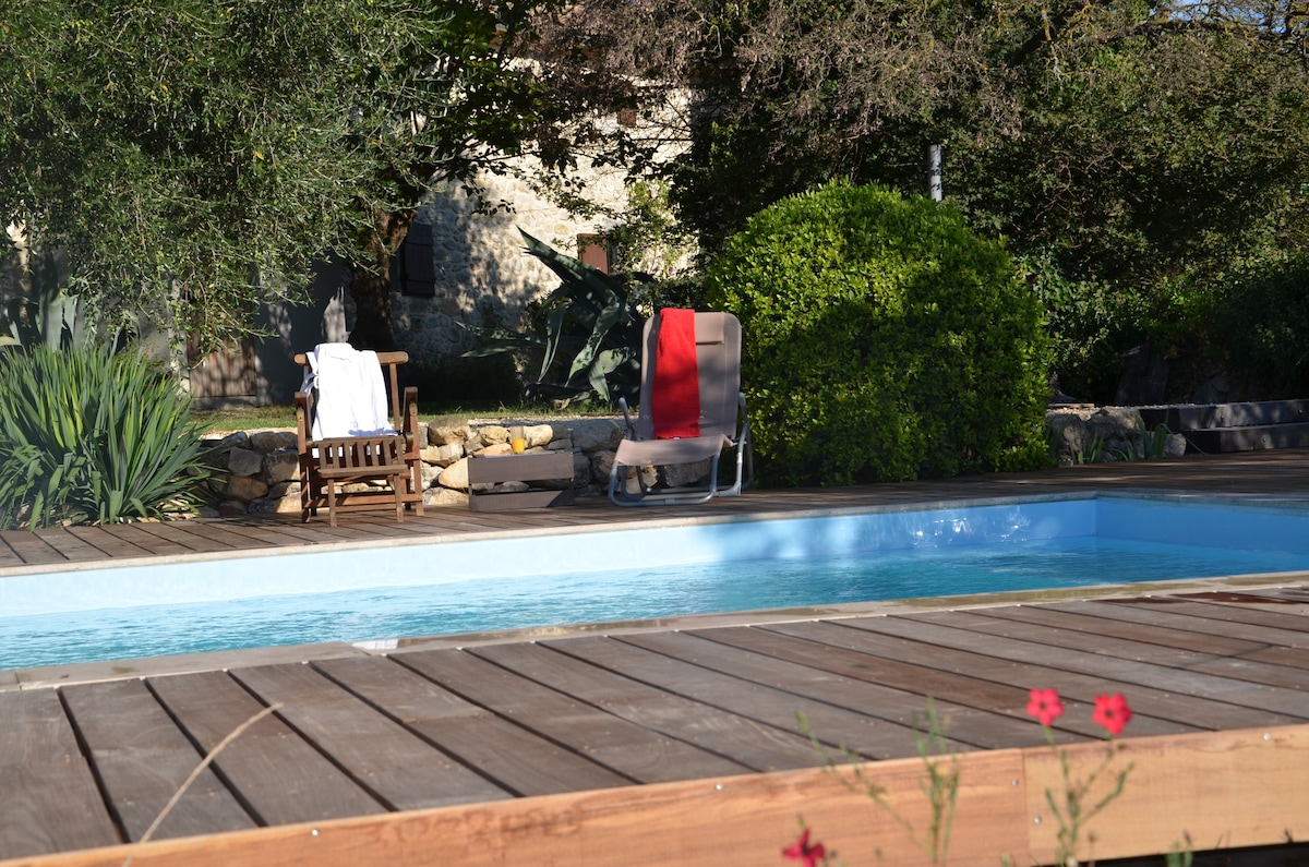 Bergerie rénovée + piscine + 1800m2 terrain