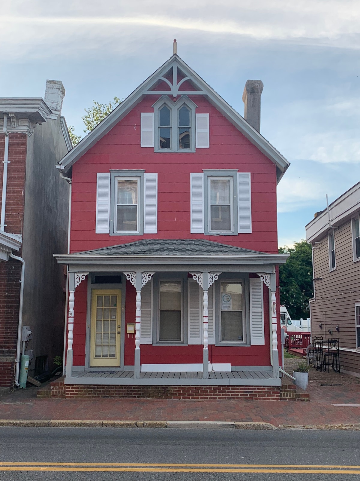 Poe Themed Home Close to Beaches and DE Turf