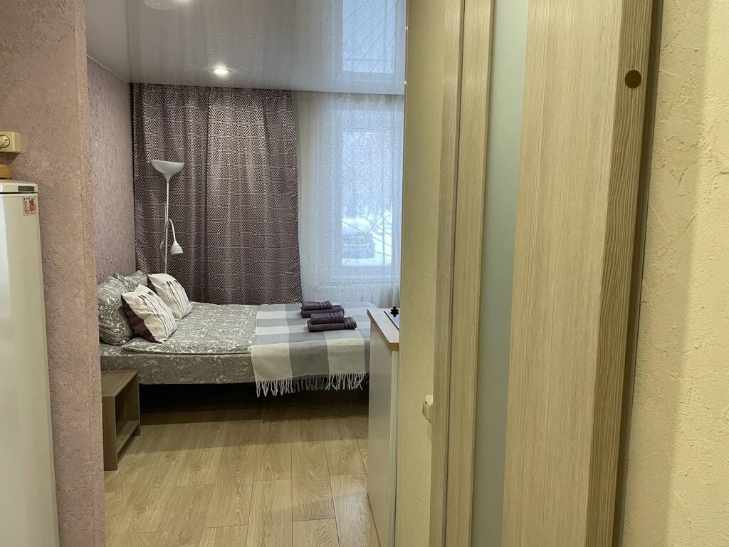 Kakhovskaya地铁站附近的舒适紫色单间公寓