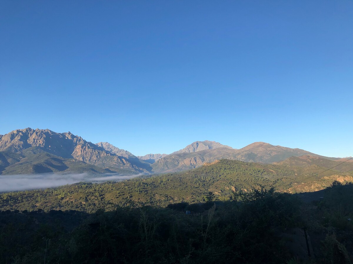 可供8人入住的别墅，海与山之间的私人泳池