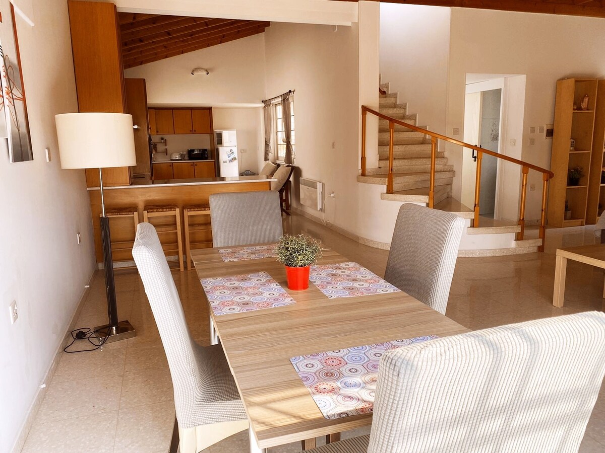 舒适宽敞的3卧室复式公寓，靠近海滩的花园景观