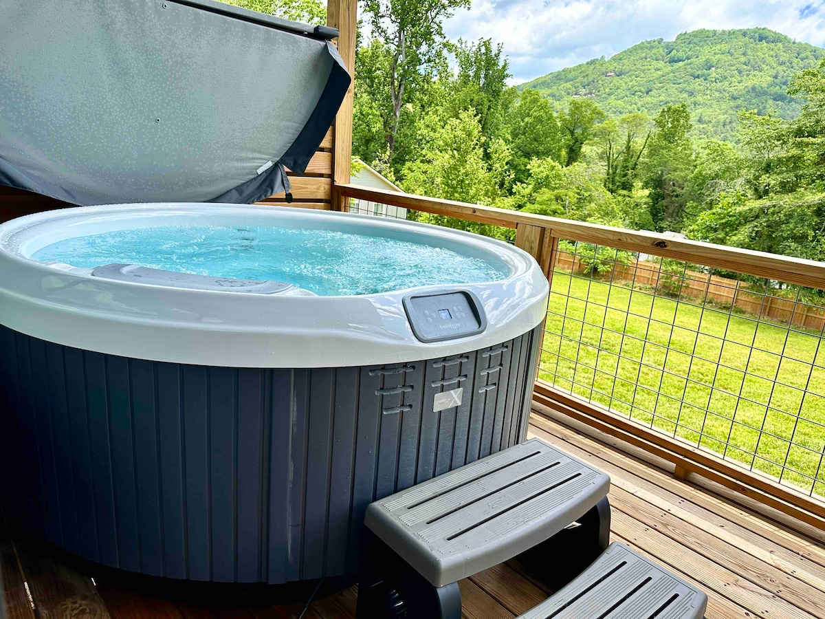 New Lux Cabin | Mtn Views + Walk To Town | Hot Tub