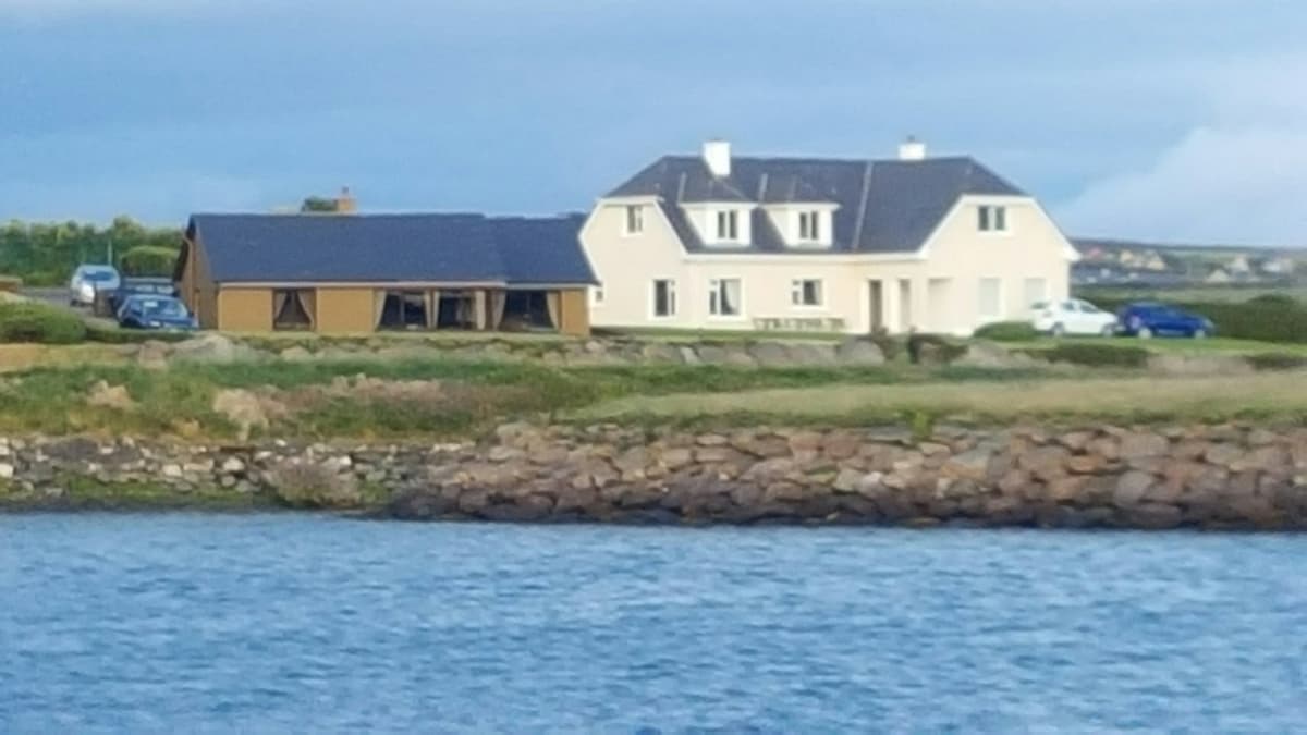 Maggie' cottage overlooking Dingle harbour and bay