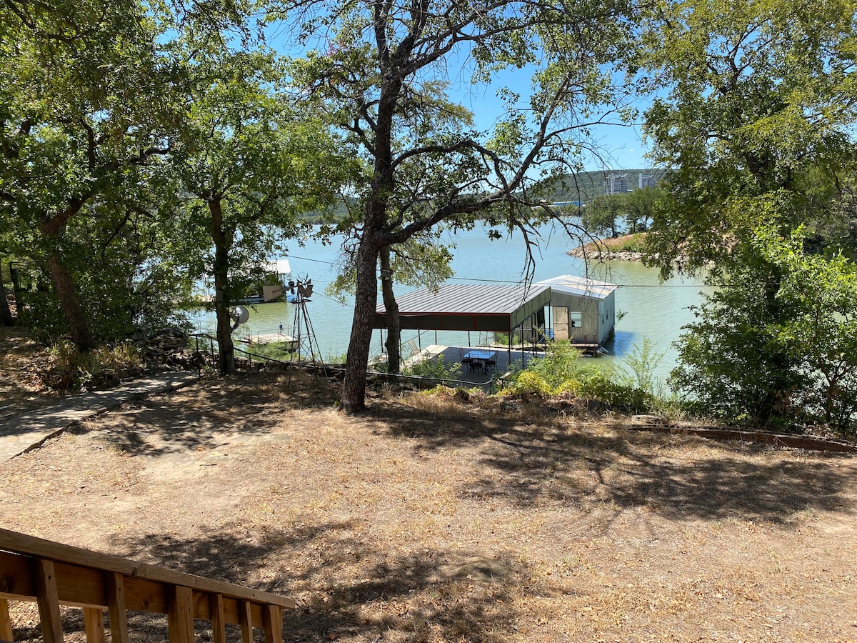 帕洛平托湖（ Palo Pinto Lake ）上的L👀 K海滨