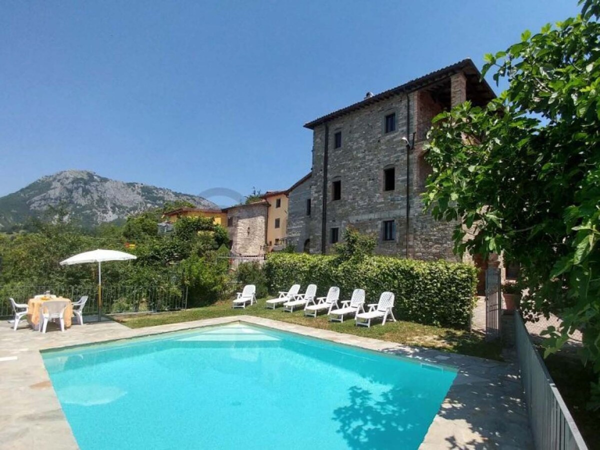 16th cent' Tuscan villa & private pool, sleeps 8