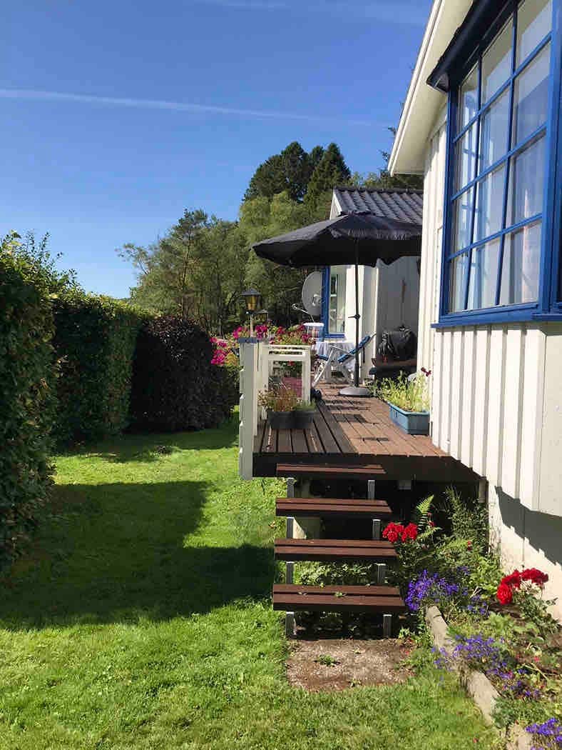 Romslig hus med stor hage like ved fjorden