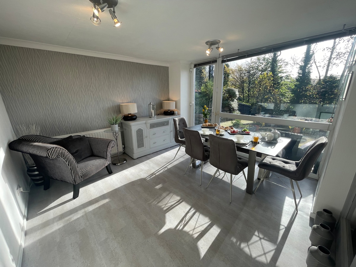 THE VIEW
Luxury garden apartment in Uppermill