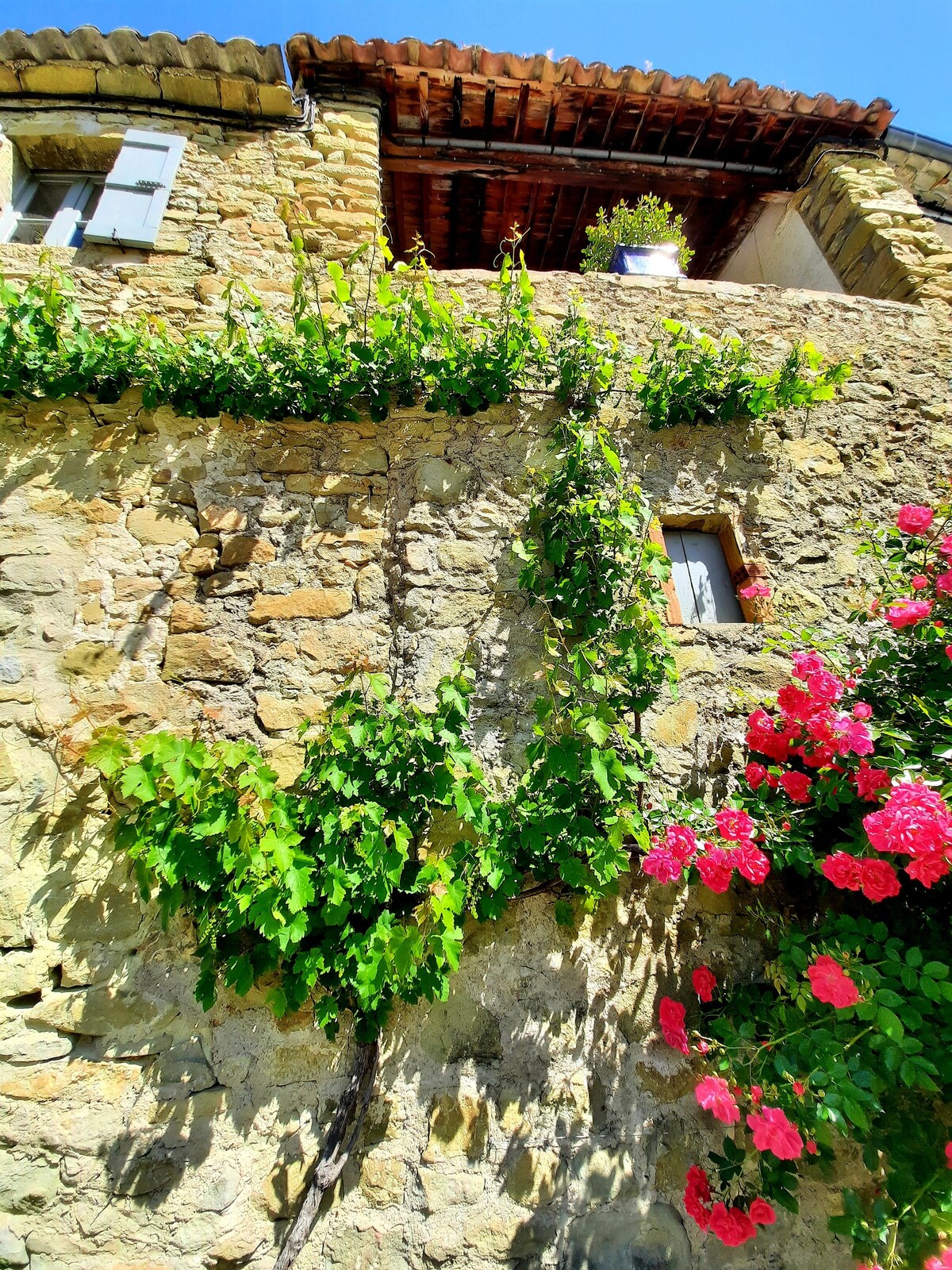 Au coeur d un village perché en Drôme provençale