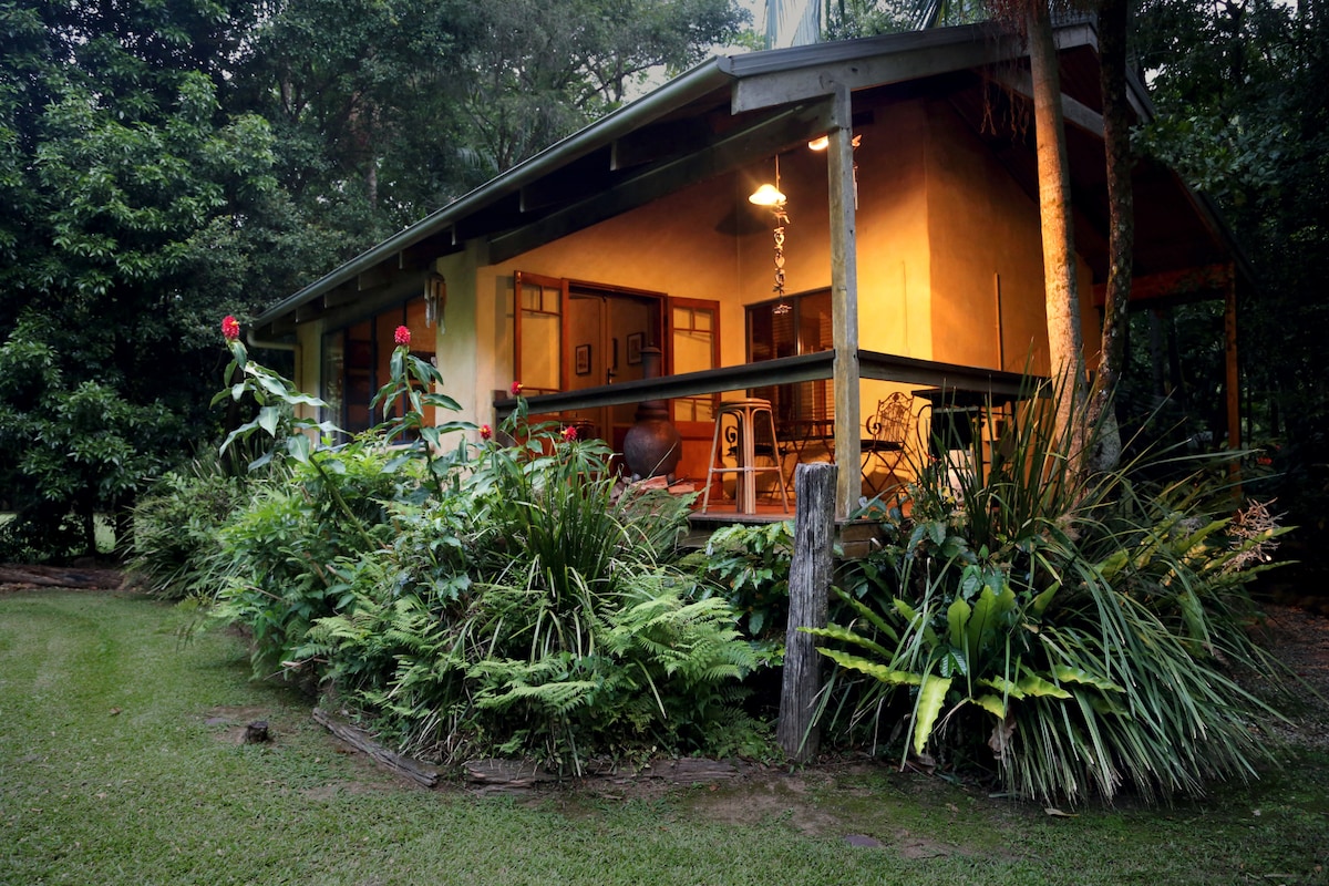 带私人岩石游泳池和水疗浴室的雨林小屋