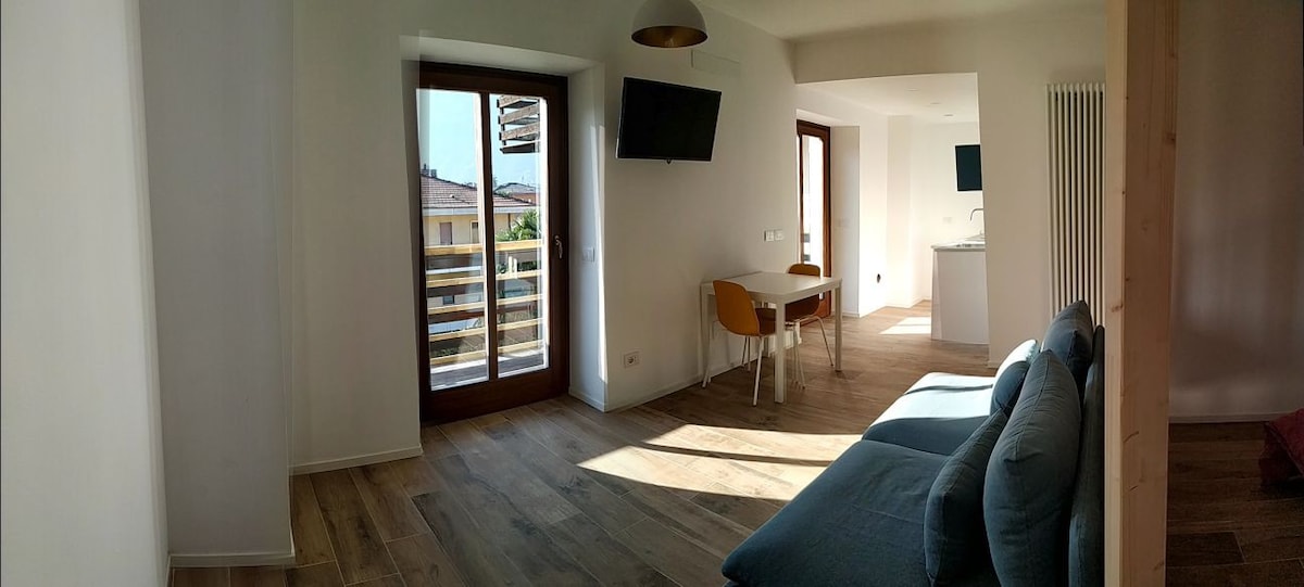 位于Riva del Garda的漂亮公寓，带阳台