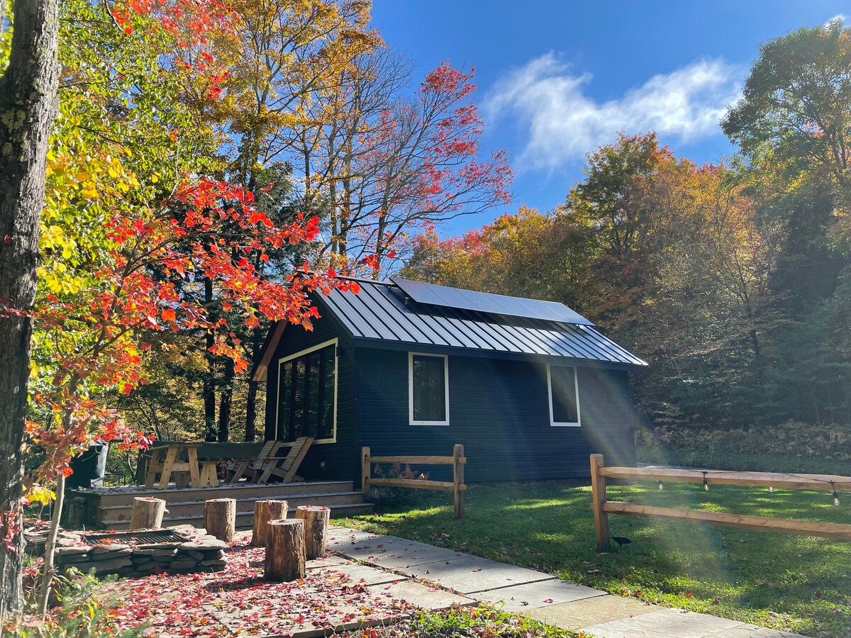 Modern Off-Grid Renovated Schoolhouse (with Sauna)