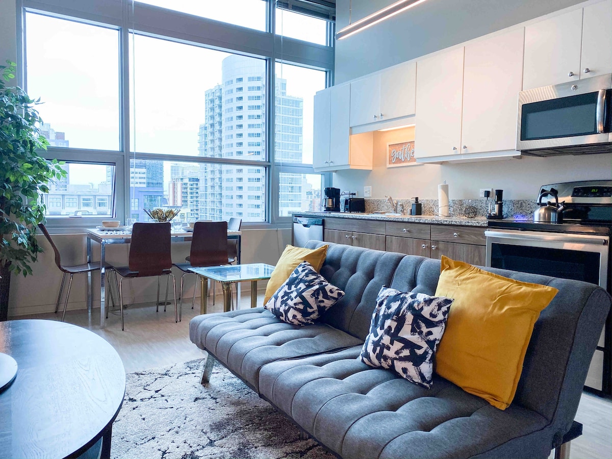 Luxe Apt w/ Panoramic City Views