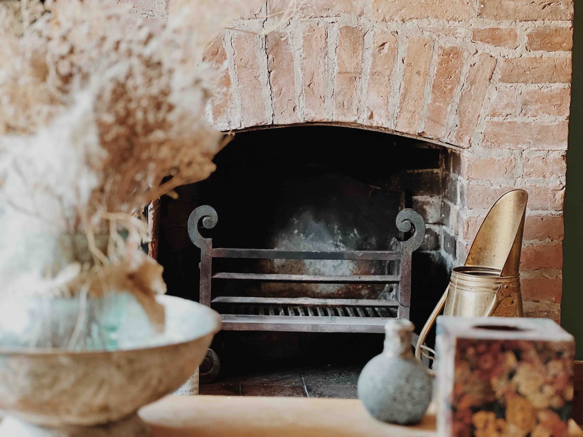 Cosy 1700s period cottage, open fire & king bed