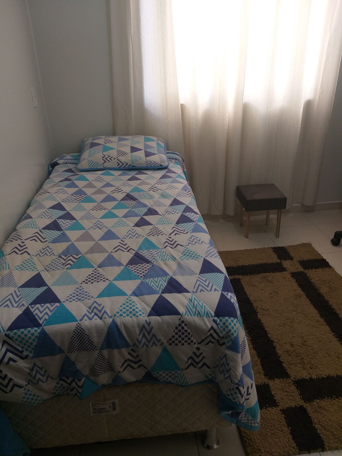 APARTAMENTO COM DORMITÓRIO COMPLETO