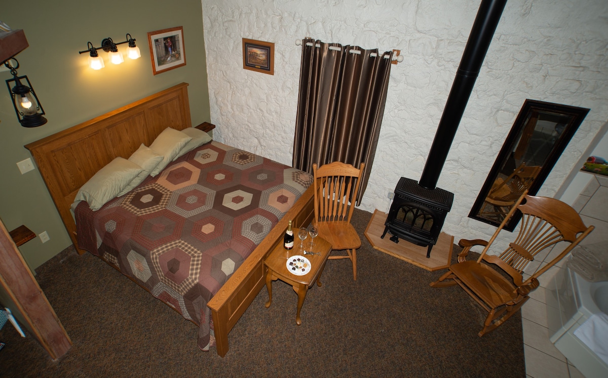 Stone Mill Suites - Farm Loft Whirlpool Suite