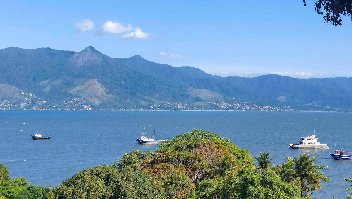 带热水浴池和海景的客房