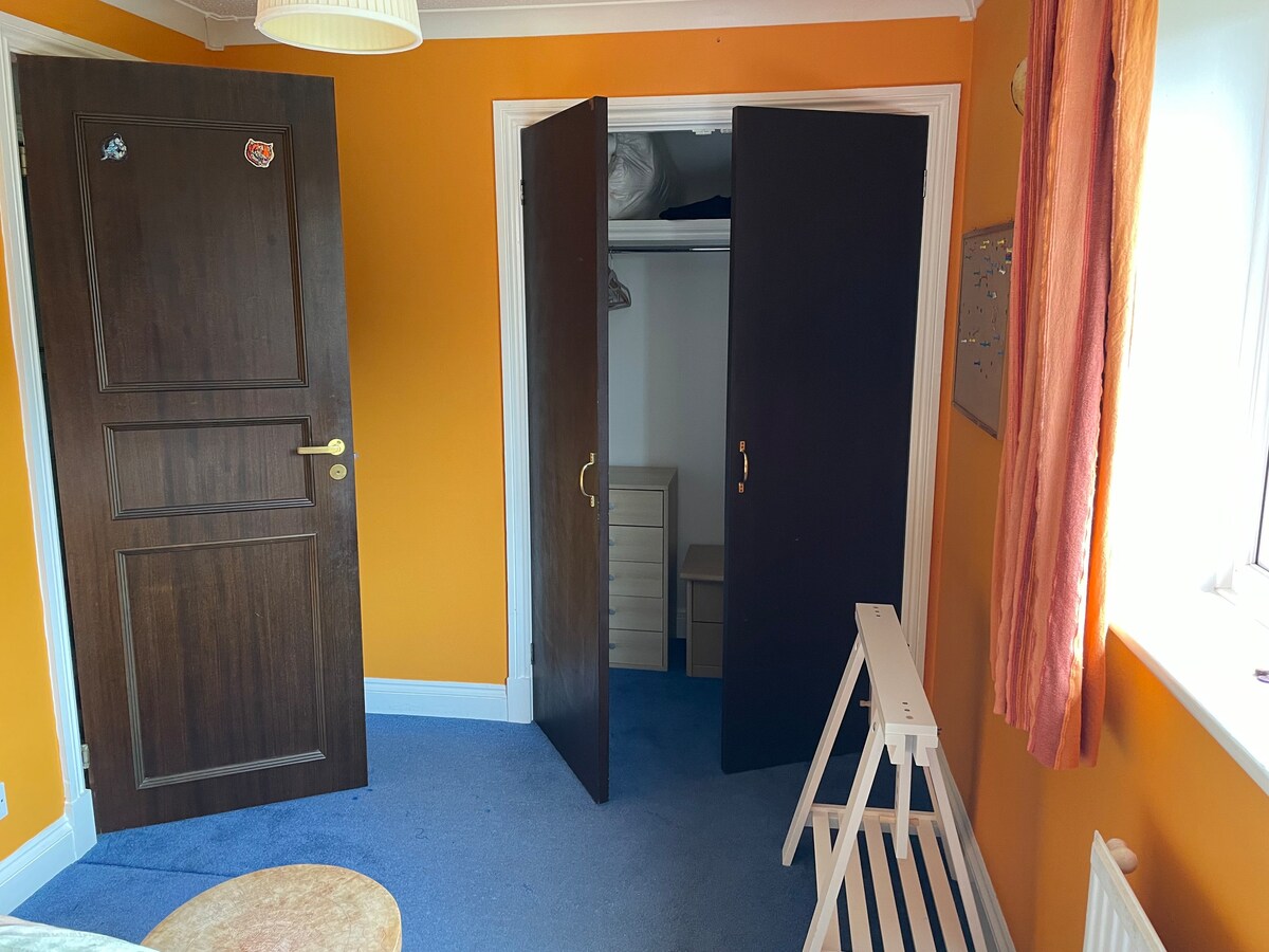 Orange room in Wokingham