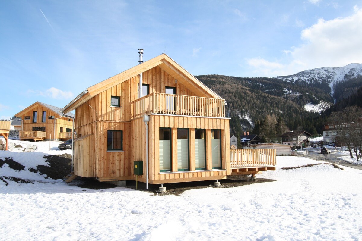 位于Hohentauern的度假木屋，靠近滑雪区，带有桑拿