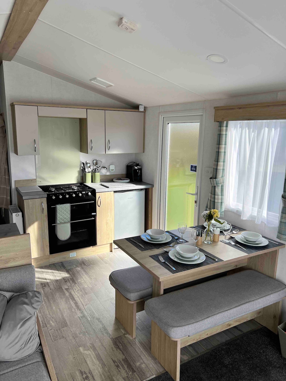 Modern 3 bedroom Caravan Situated at Seton Sands