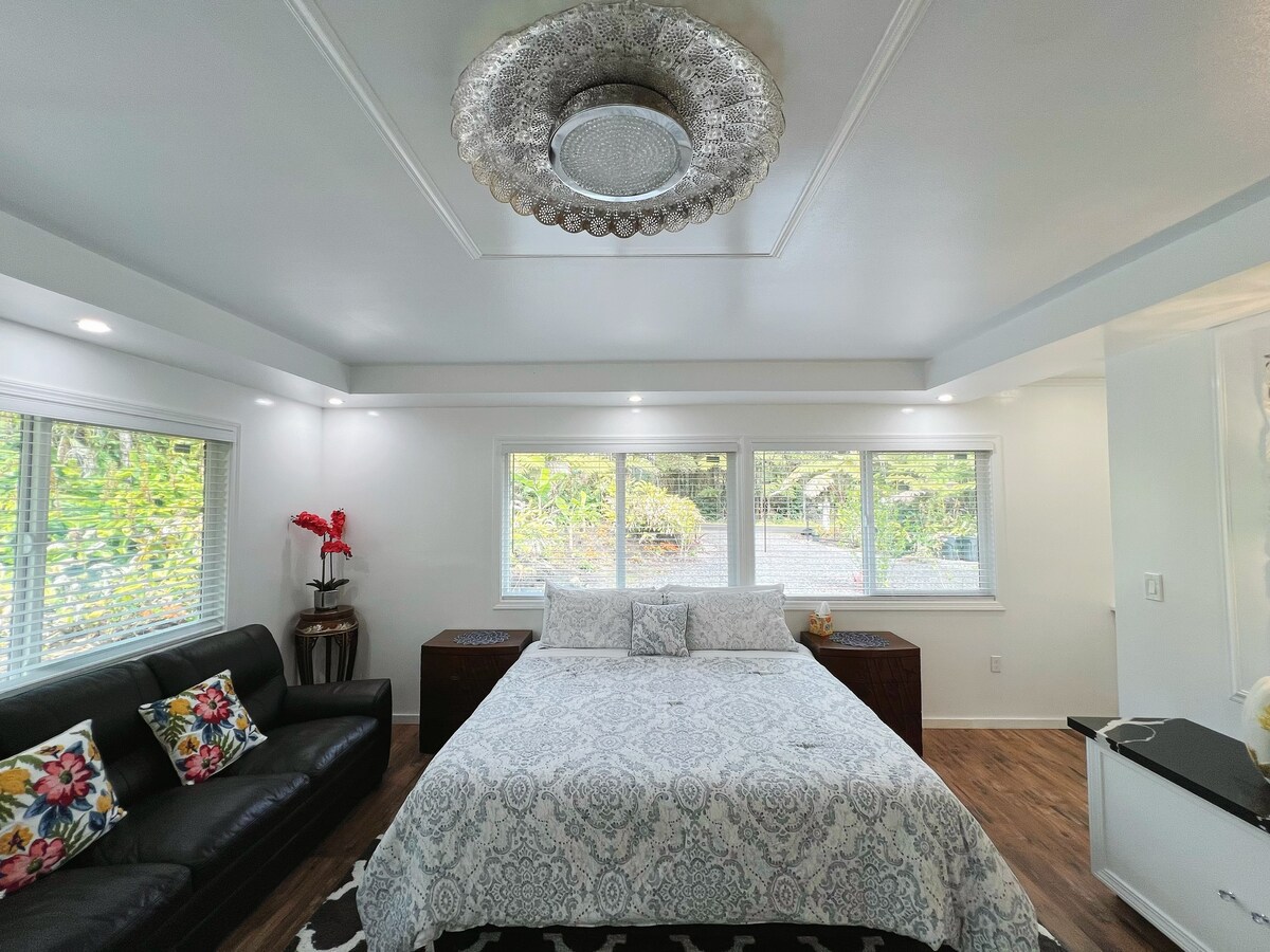 Top Studio: King Size Bed; Large Space.