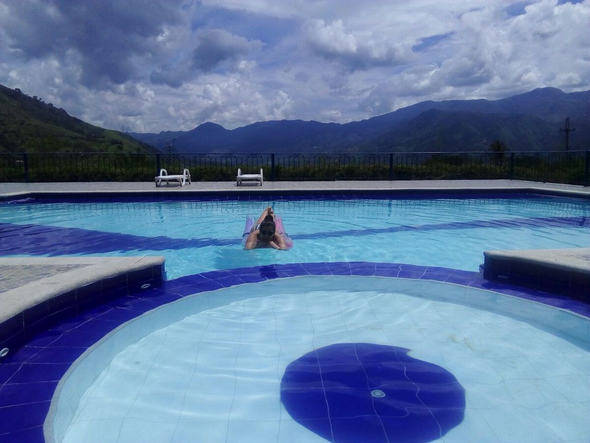 Finca en Barbosa。游泳池、阳光和迷人的景观！