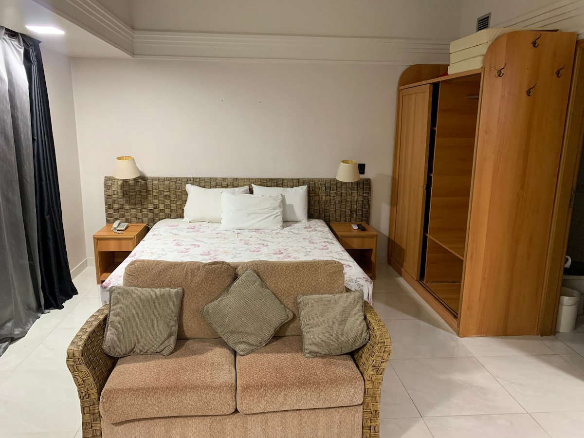 位于Ponta Negra的酒店式公寓，可俯瞰里约内格罗河