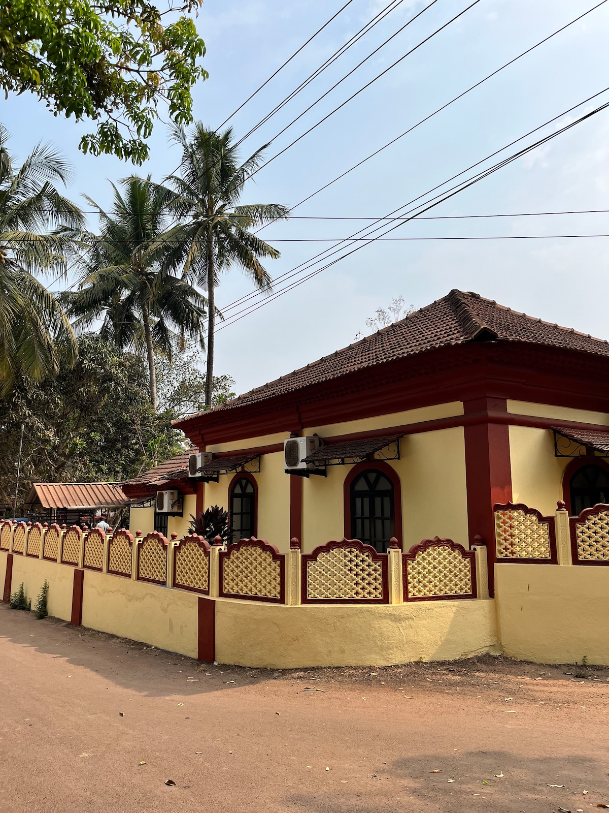 Well-maintained 120-year old Goan home in village