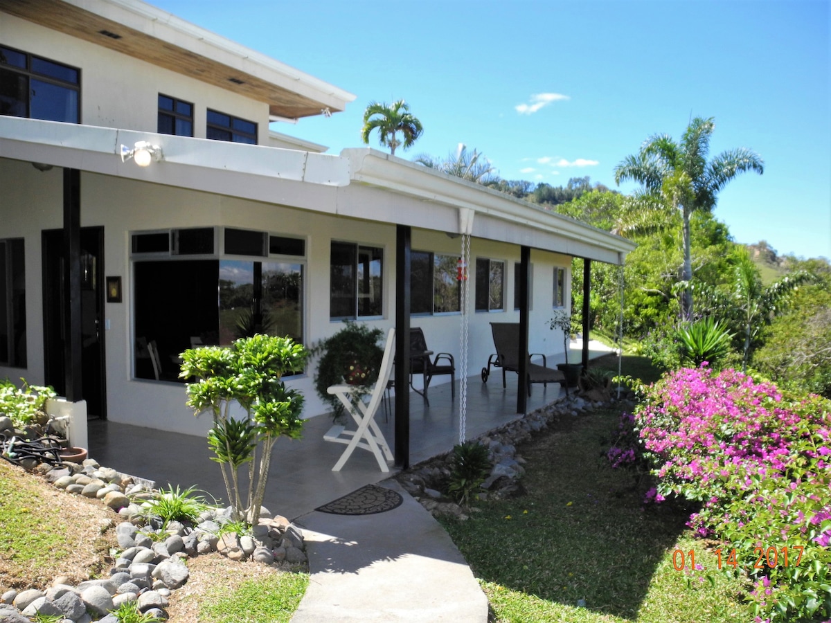 The Jungle Bungalow w/ full kitchen