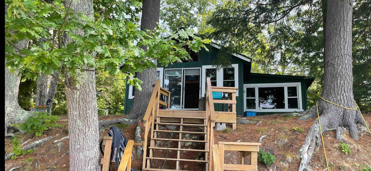 Spacious lakefront cabin on lake