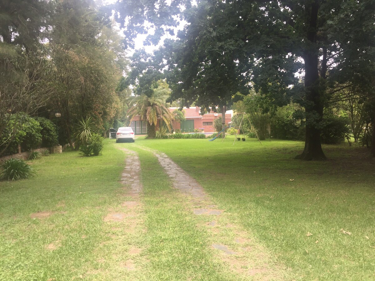 Roldan Gran Quinta arbolada con  pileta  y parque.