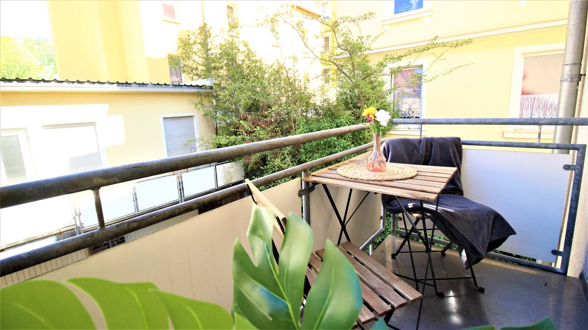 带阳光明媚阳台的植物天鹅绒公寓