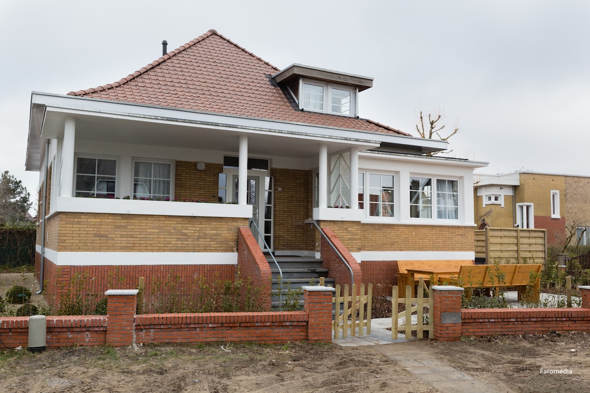 Villa with jacuzzi close to centre and sea 12pers