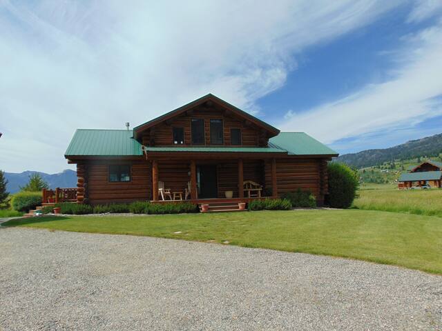 is on the north shores of henrys lake - island park的小木屋