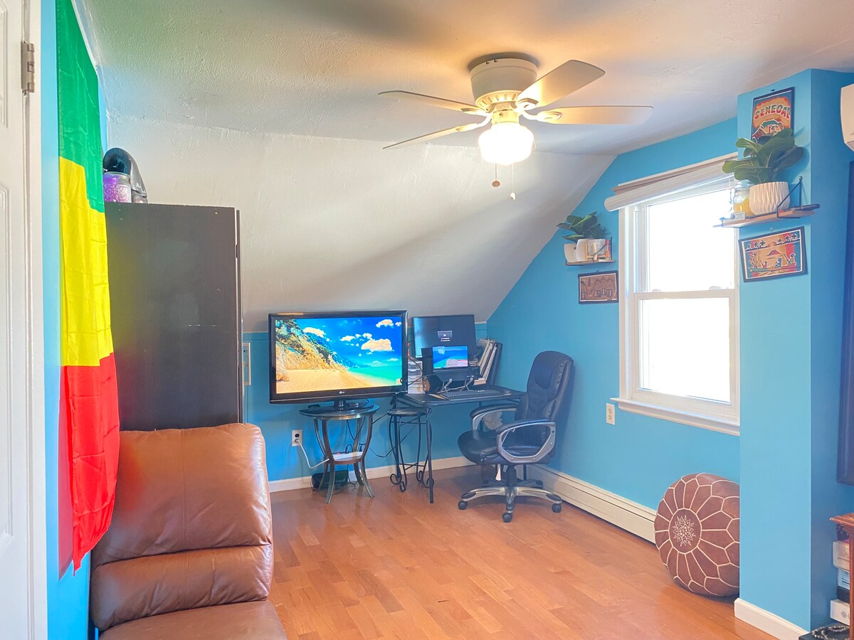 Cozy Room in Suburban House