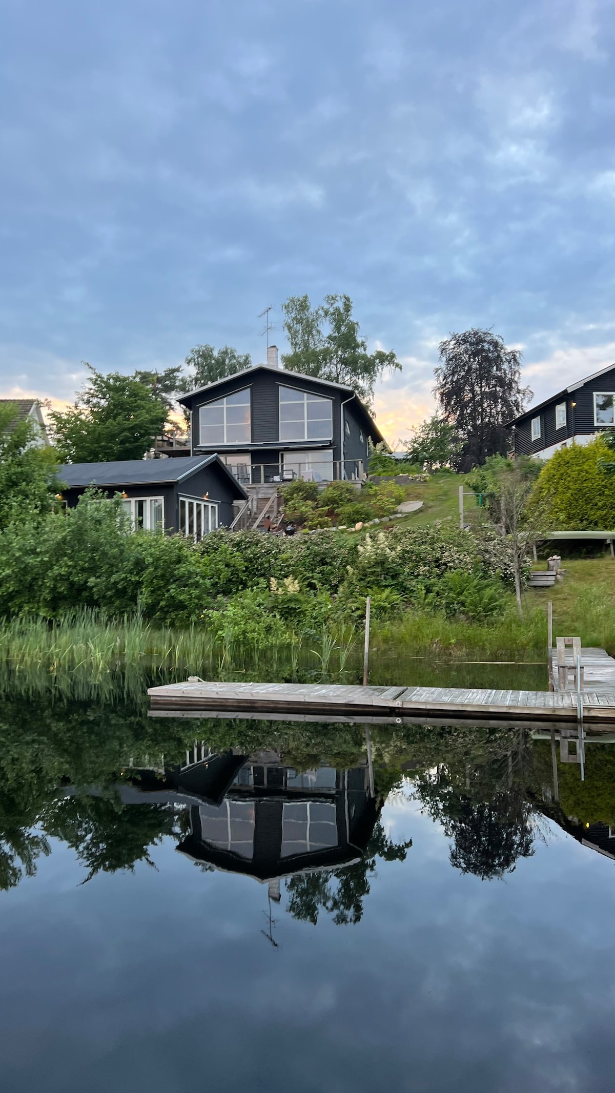 Båthus med kamin, bastu & brygga nära Göteborg