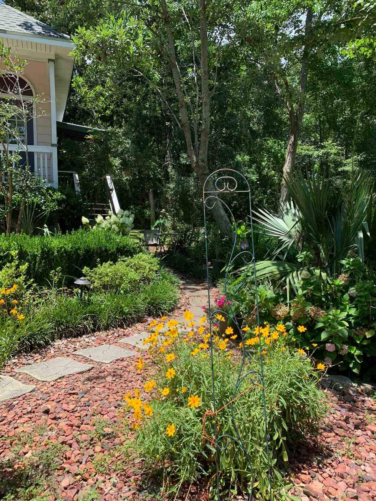 Pineapple Palms Downtown Loft B&B Pool Gardens