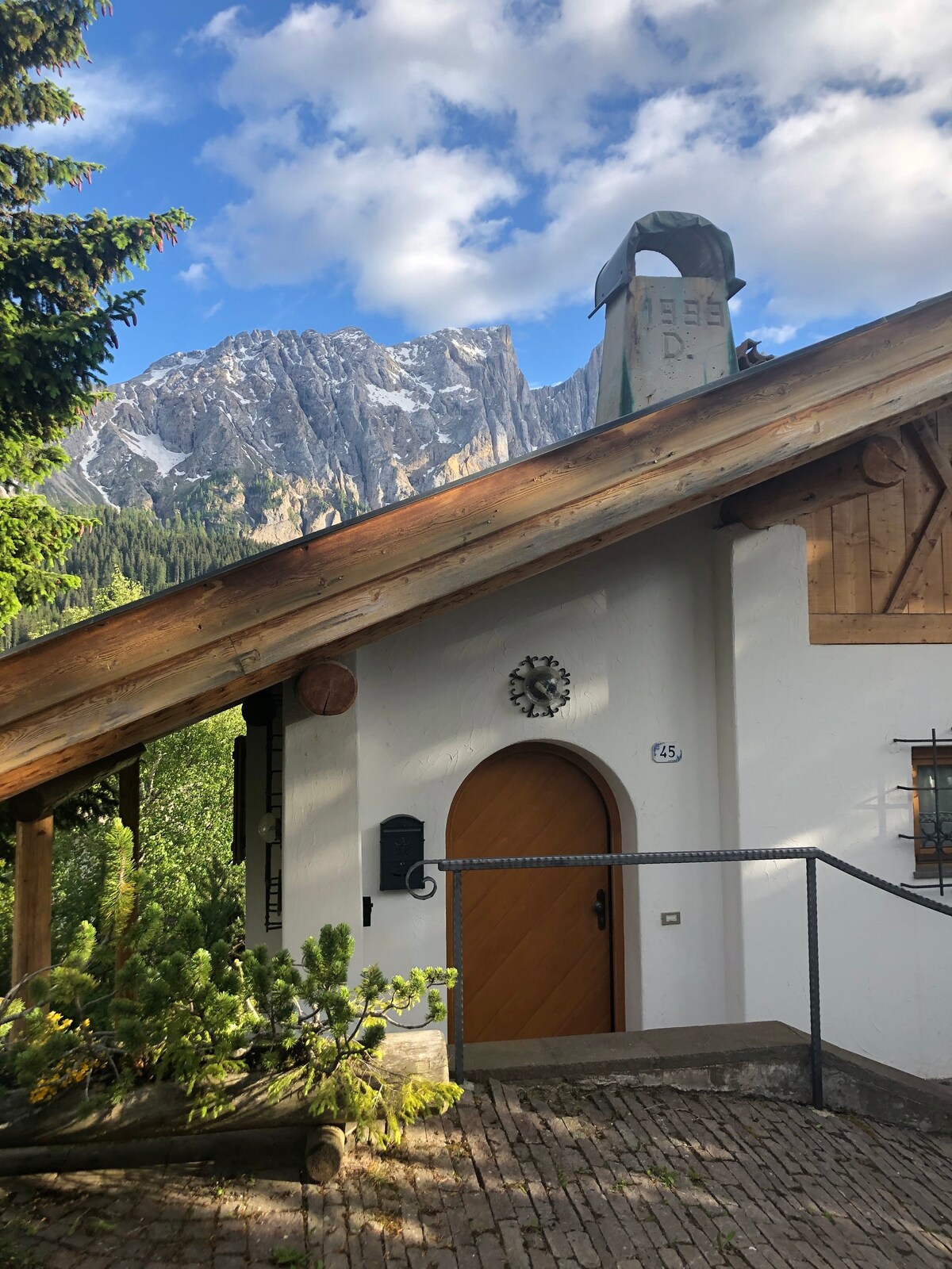 位于多洛米蒂山脉中心令人惊叹的度假木屋