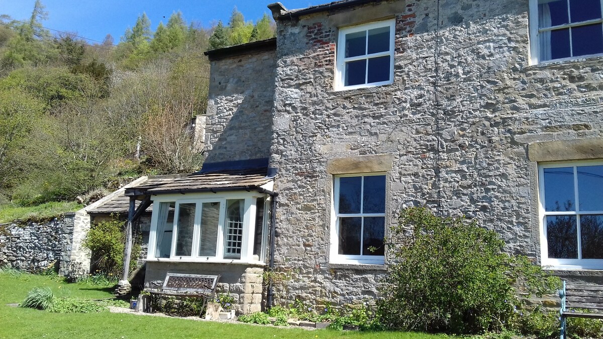 Cosy Yorkshire Dales cottage in idyllic setting