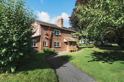 Birkin Farm - Spacious Farmhouse by Tatton Stays