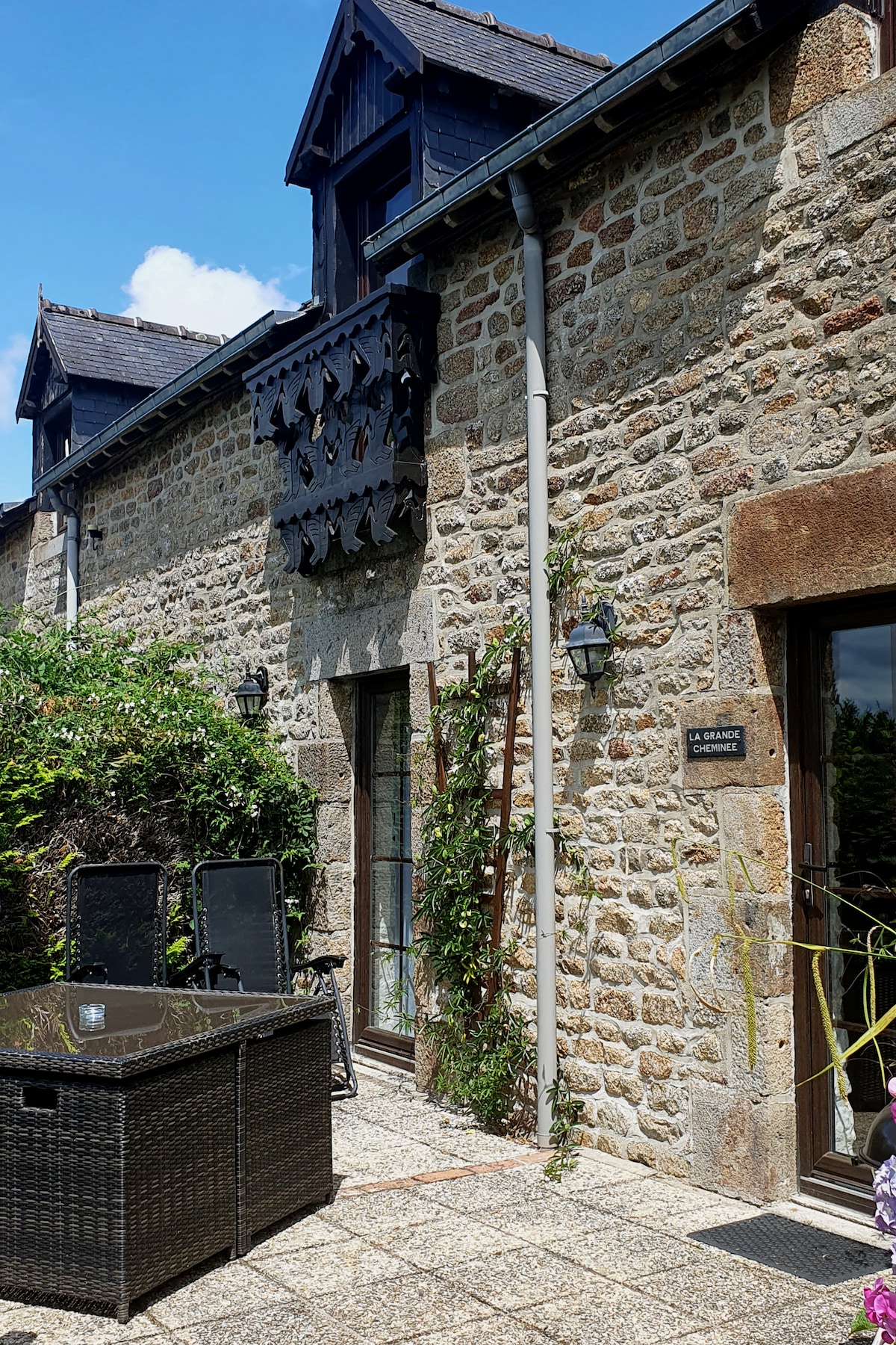 Beautiful rural cottage with garden view LGC