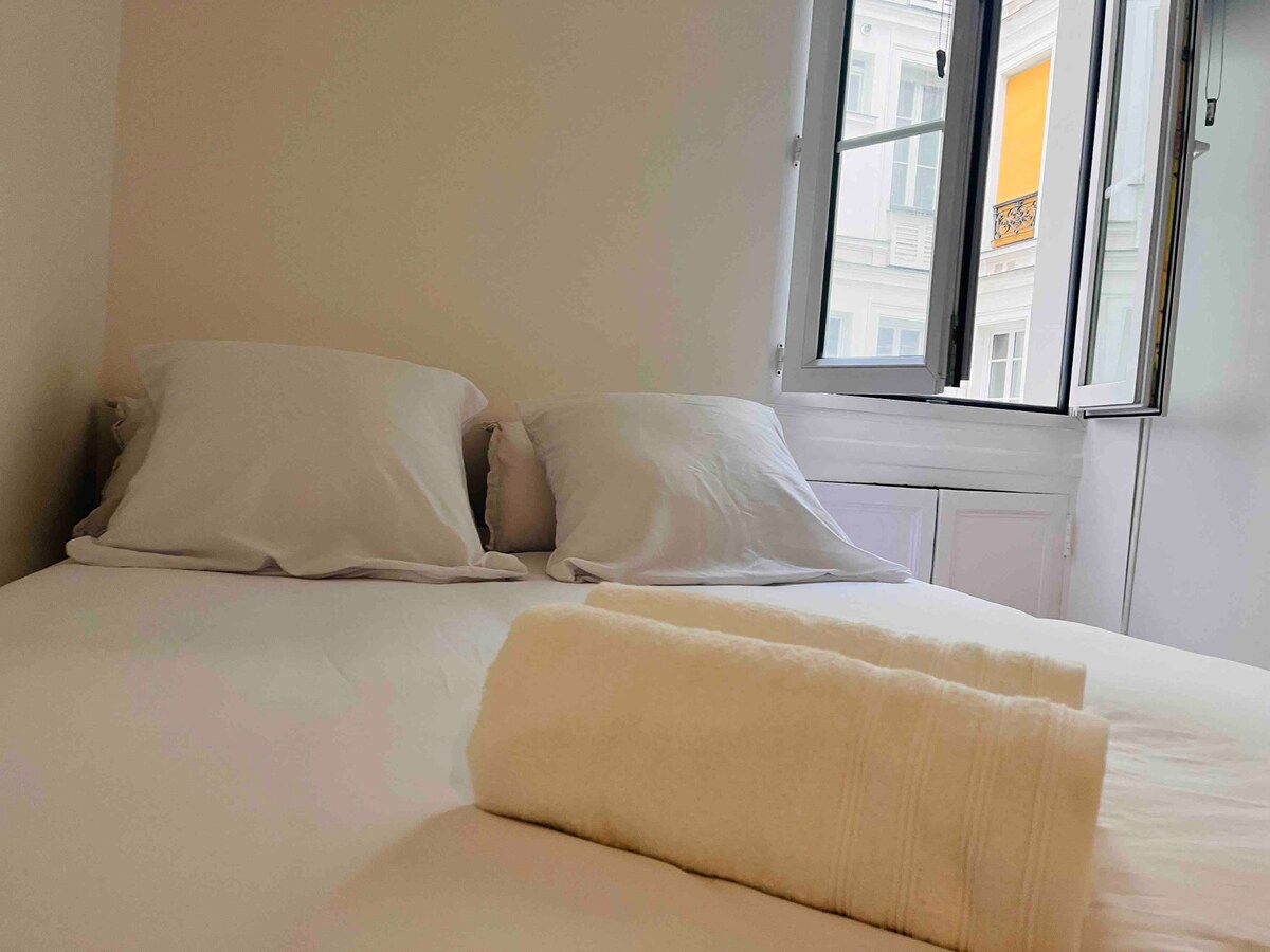 Chambre cosy dans un bel immeuble Haussmanien