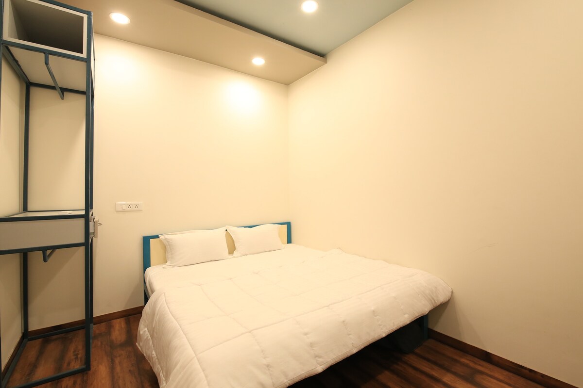 Quaint Private room w/ Balcony @ Social Hostel