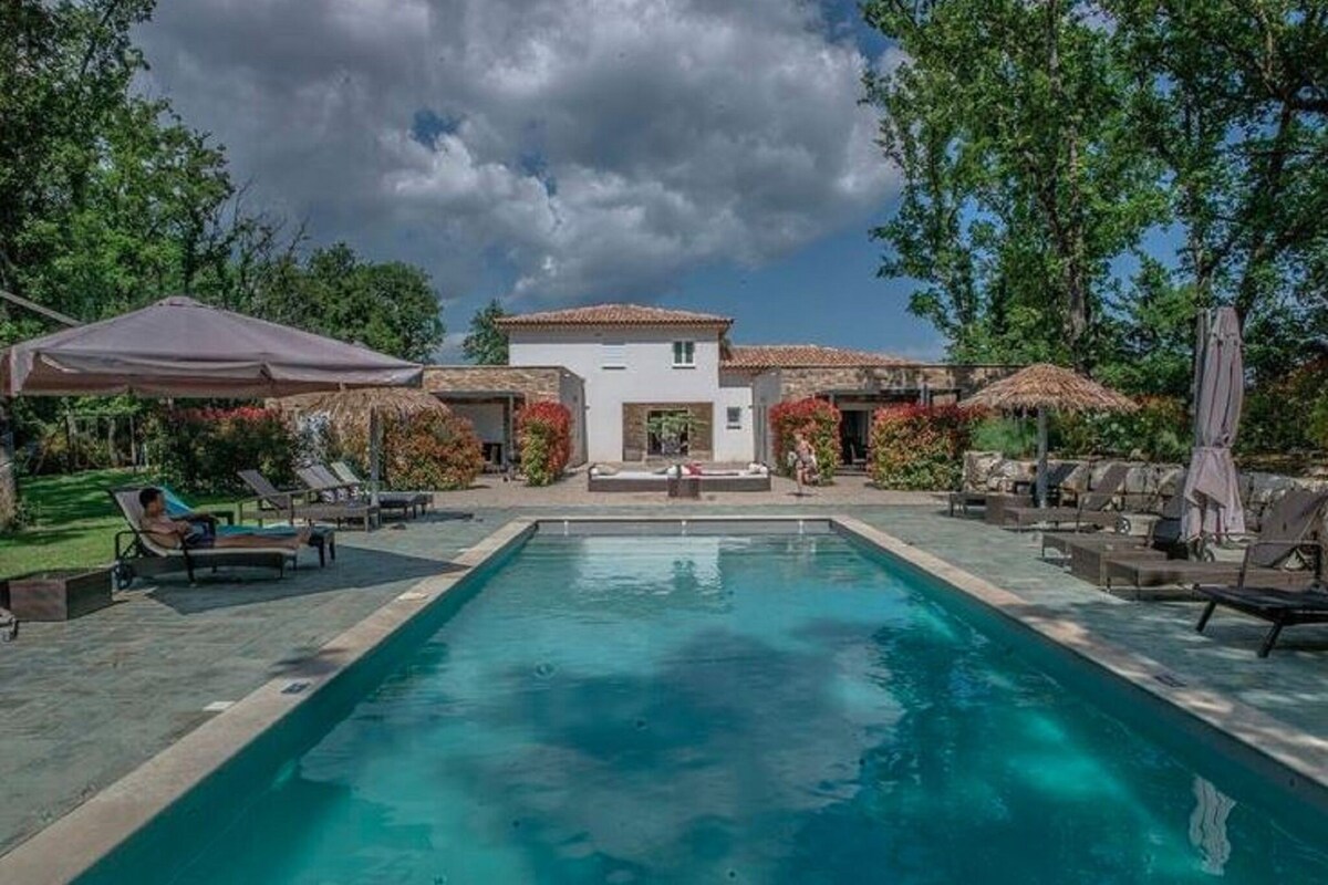 Magnificent Villa in with swimming pool