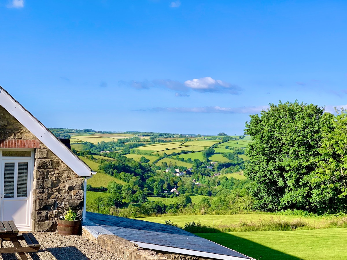 Idyllic Romantic Cottage -Hot Tub & Stunning Views