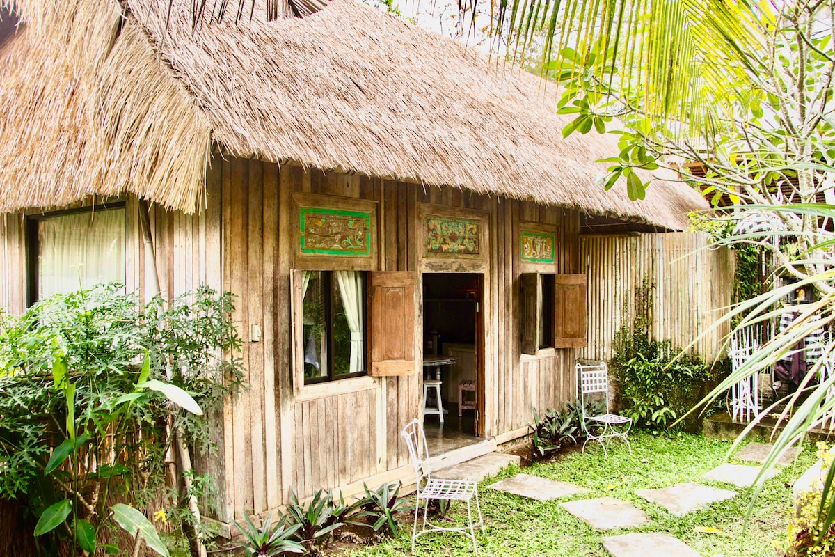 Studio Cabin with shared pool in heart of Ubud